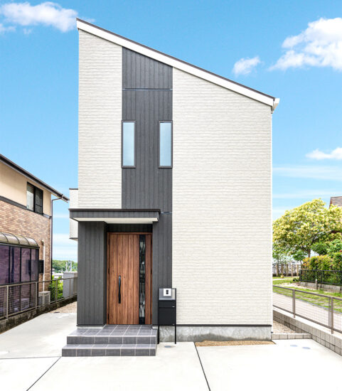 愛知県日進市の注文住宅の木目の扉がおしゃれな外観デザイン