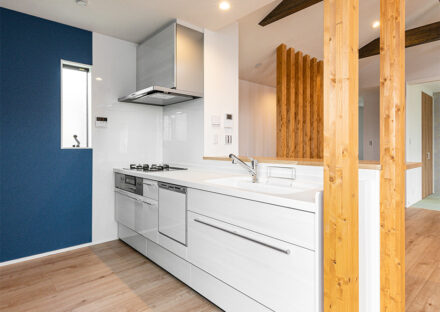 日進市の注文住宅の明るい白色のオープンキッチン