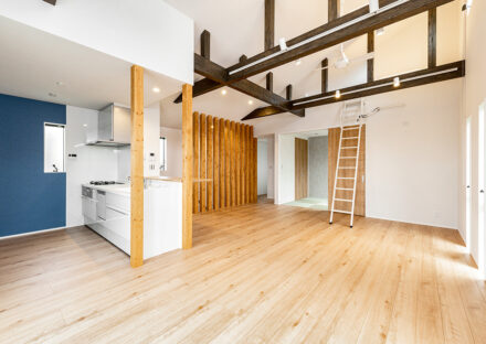 日進市の注文住宅の和室と繋がるロフト付きのおしゃれなLDK