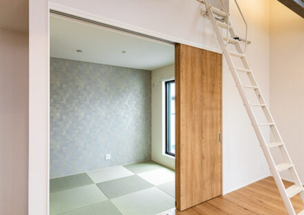 愛知県日進市の注文住宅のおしゃれな琉球畳の洋室