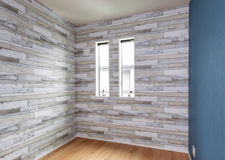 愛知県日進市の注文住宅の壁紙がおしゃれな洋室