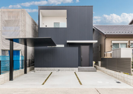 愛知県一宮市のシンプルモダンにこだわった注文住宅のスタイリッシュなカーポートの付いたシンプルモダンな外観デザイン