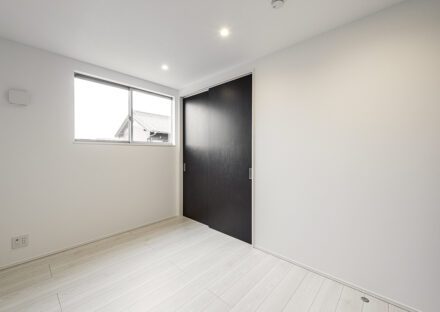 愛知県一宮市のシンプルモダンにこだわった注文住宅の収納の付いたシンプルなデザインの洋室