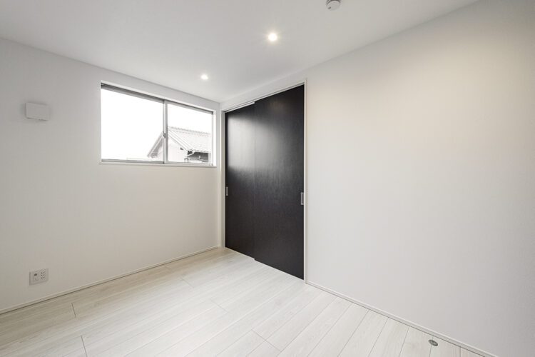 愛知県一宮市のシンプルモダンにこだわった注文住宅の収納の付いたシンプルなデザインの洋室