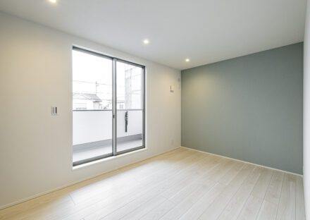 愛知県一宮市のシンプルモダンにこだわった注文住宅のベランダの付いた明るい洋室