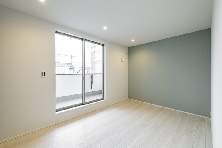 愛知県一宮市のシンプルモダンにこだわった注文住宅のベランダの付いた明るい洋室