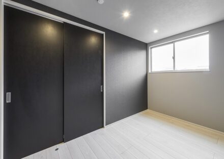 愛知県一宮市のシンプルモダンにこだわった注文住宅の落ち着いた色合いの洋室