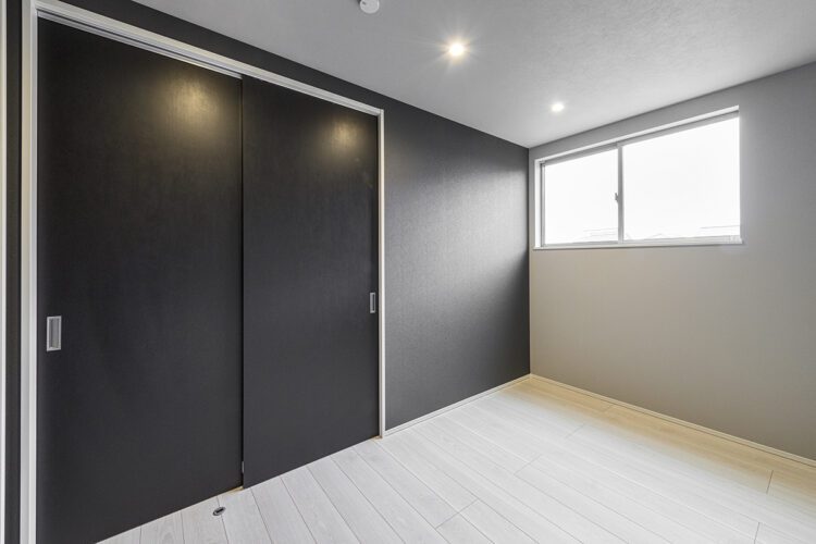 愛知県一宮市のシンプルモダンにこだわった注文住宅の落ち着いた色合いの洋室
