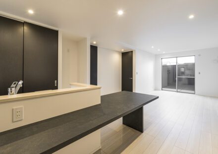 高級感あるキッチンカウンターには便利なコンセント付き