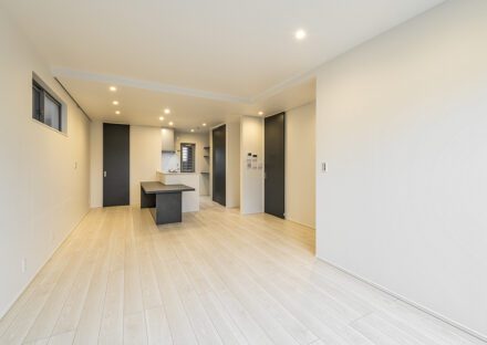 広さのあるモノトーン調のLDK