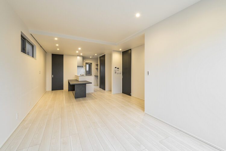 広さのあるモノトーン調のLDK