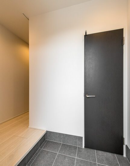 愛知県一宮市のシンプルモダンにこだわった注文住宅のシンプルなデザインの玄関ホール