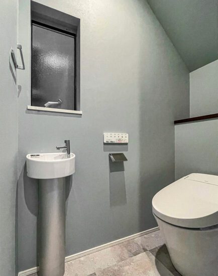 愛知県一宮市のシンプルモダンにこだわった注文住宅の手洗い場付きのおしゃれなトイレ